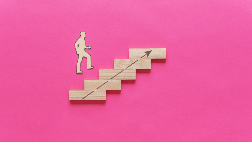 木の階段を登ってる人