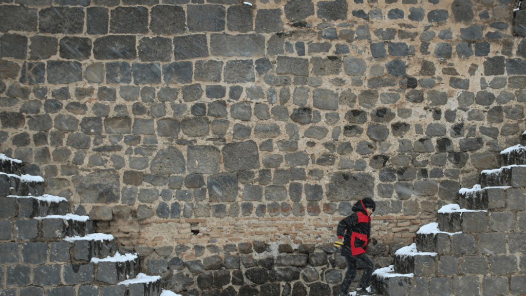 階段を上がってる人